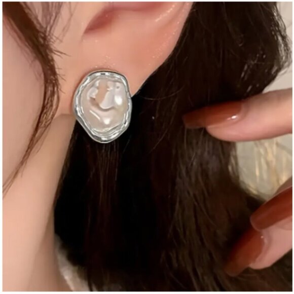 Silver tone and faux Pearl stud earrings NWTs - Picture 4 of 4